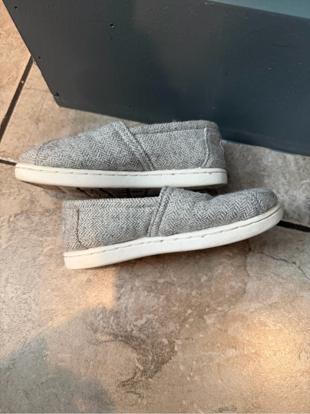 TOMS Kids Light Gray Knit Slip-On Slippers - Picture 3 of 9